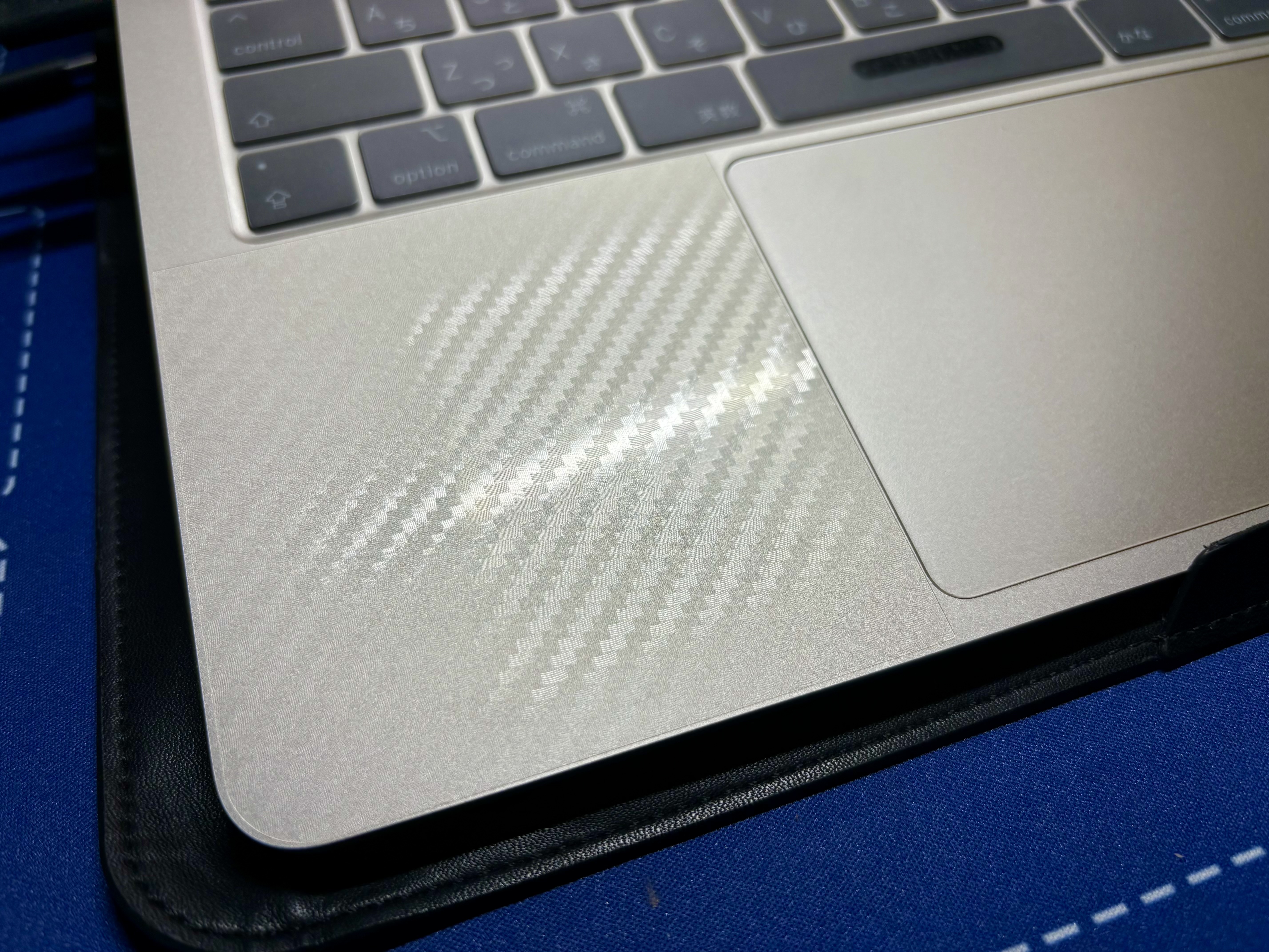 MacBook Airにパームレスト保護フィルムを装着